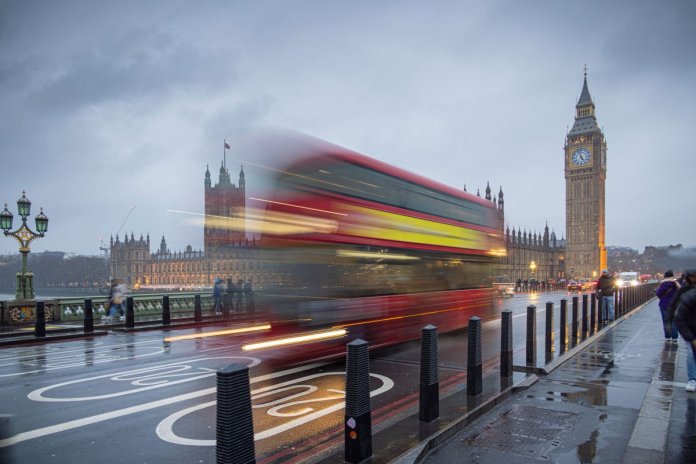 Doi indivizi reținuți după ce diverse persoane au fost înjunghiate într-un tren