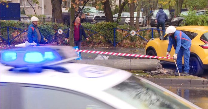 Incident major în București: Autoturism izbește un stâlp de electricitate pe bulevard, o persoană vătămată.