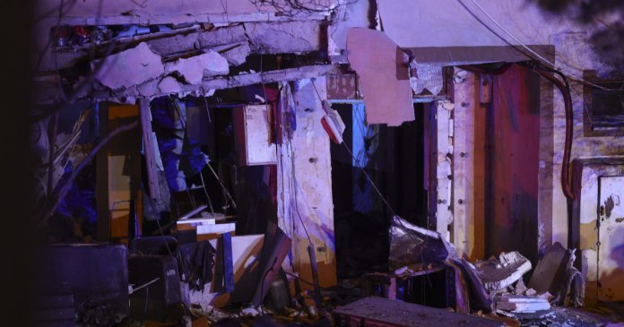 Momentul colapsului tavanului dintre parter și primul etaj al clădirii afectate de deflagrație din Buftea