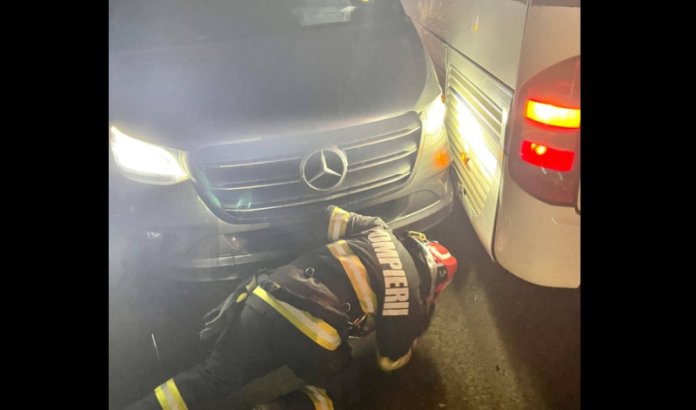 Accident în Botoșani între un microbuz și un autocar cu 40 de studenți