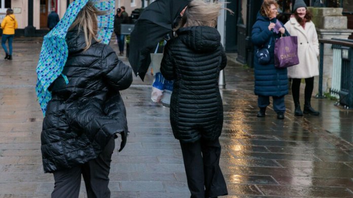 Alerte meteorologice pentru întreaga țară: Vânt intens, ninsoare viscolită și polei. HARTĂ