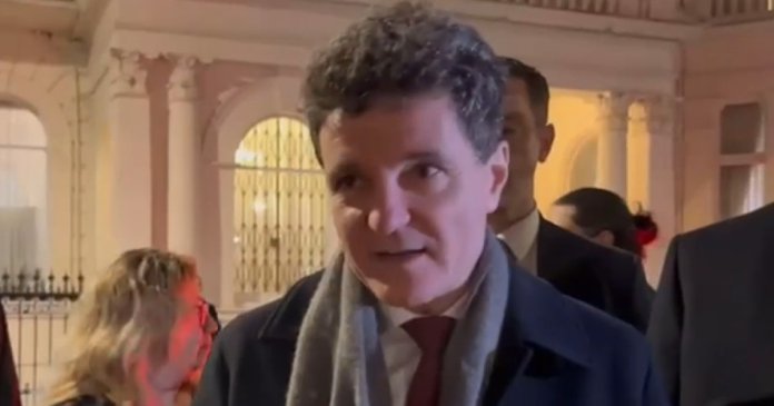 Cetățenii români din Londra l-au așteptat pe liderul țării la sediul ambasadei: „Nicușoare, nu mai sta, apără Justiția”. Mesajul adresat cetățenilor