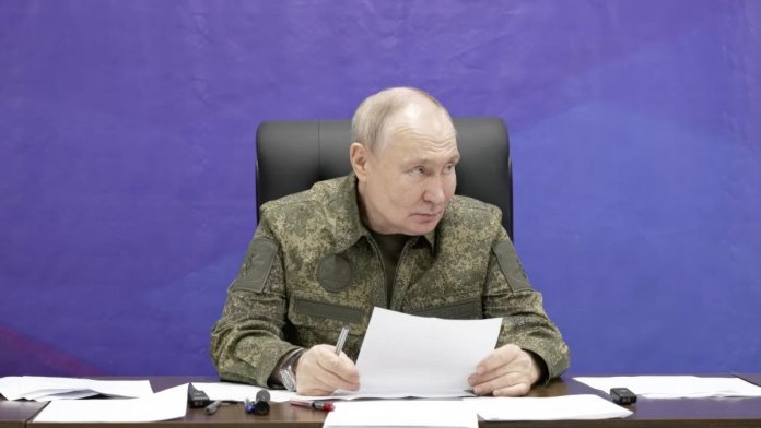 FT: Avertismentele din partea consilierilor lui Putin l-au indus în eroare cu informații militare false, susținând că Rusia va triumfa în curând în conflictul din Ucraina.