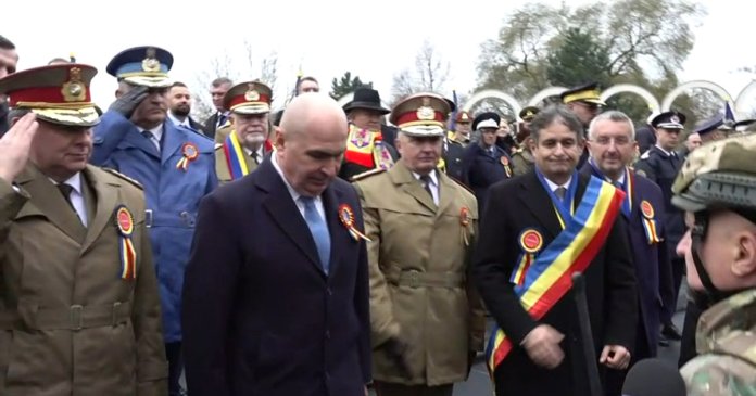Ilie Bolojan, fluierat la Imnul Național în cadrul ceremoniei de Ziua României de la Alba Iulia; publicul i-a cerut demisia.