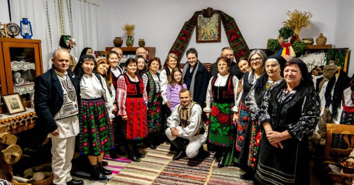 Nicușor Dan a celebrat Crăciunul în localitatea bunicilor săi. Răspunsul sătenilor la sosirea președintelui.