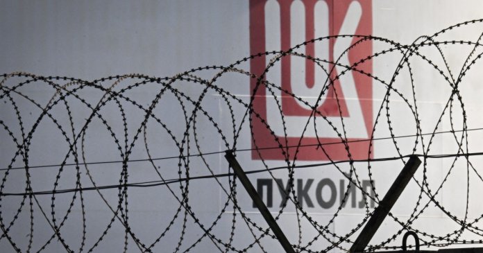 Lukoil a hotărât cui va vinde activele sale internaționale de 22 de miliarde de dolari. Ce afaceri are compania în România