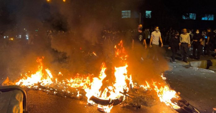 Protestele din Iran se intensifică: 38 de decese, 950 de ofițeri de poliție răniți. „Dacă vor să ne tragă, să o facă! Ne-am săturat”