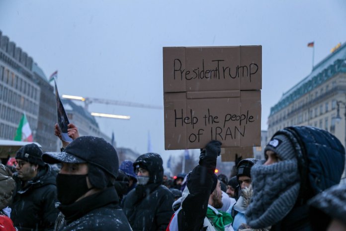 Trump avertizează cu „acțiuni foarte dure” din partea SUA dacă Iranul va începe să execute protestatari.