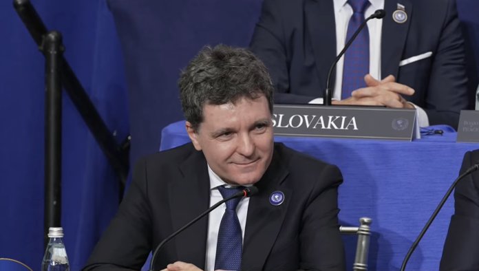 Ceea ce neglijează cei care spun că președintele Nicușor Dan nu ar fi trebuit să fie la Consiliul pentru Pace