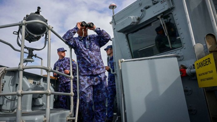 Mii de nave petroliere dubioase, majoritatea provenind din porturi rusești, plutesc fără restricții în apele României. Autoritățile nu le-au verificat niciodată.