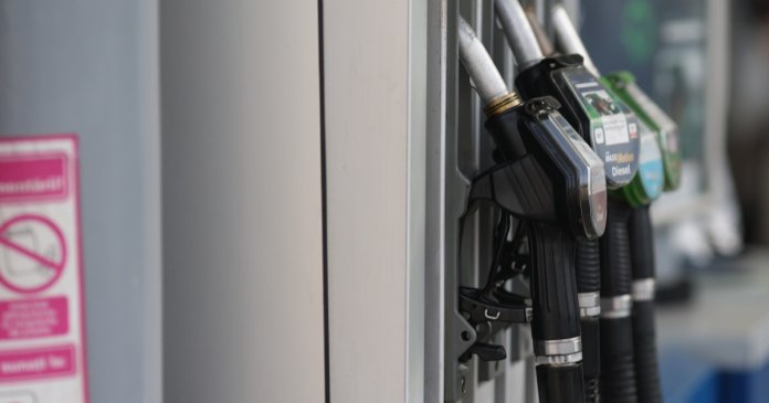 Continutul ordonanței referitoare la carburanți: Executivul stabilește un maxim al adaosului comercial și restricționează exporturile. Până...