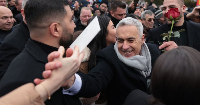 „Dumnezeu ne ajută pe toți”. Călin Georgescu nu a mai încasat salariu de la Universitatea din Pitești din...