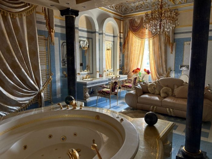 Interiorul castelului lui Gradu Cârpaci, acuzat că a forțat un român să-i ofere un rinichi. O copie a Peleșului.