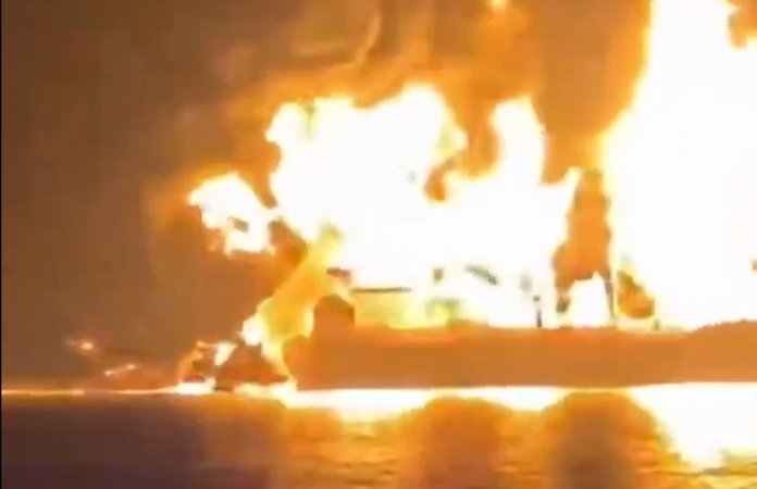 Iranul provocă Statele Unite, în ciuda declarațiilor lui Trump că conflictul este „pe cale să se încheie”. Petroliere în flăcări, Teheranul escaladează atacurile în Golf.