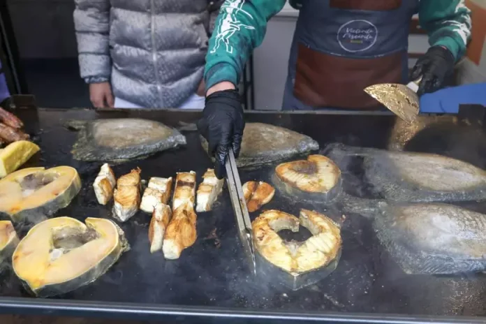 Borș de pește și mici din pește, apreciate de bucureșteni. Costul unui kilogram de cozonac. Borș de pește și mici din pește, apreciate de bucureșteni. Costul unui kilogram de cozonac.