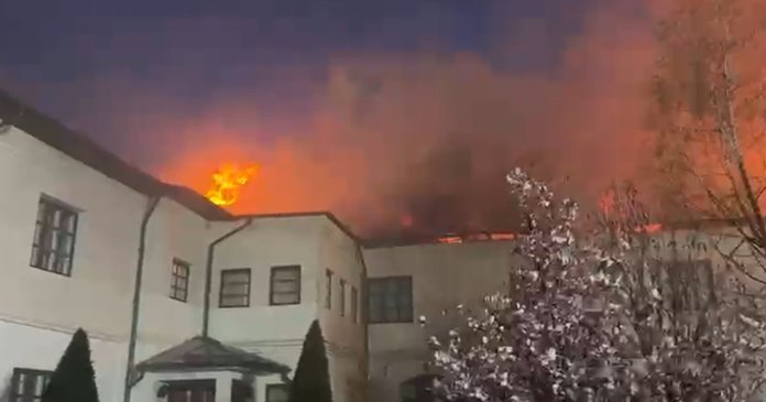 Incendiu intens la o mănăstire din Vâlcea. Pompierii din trei județe sunt implicați.