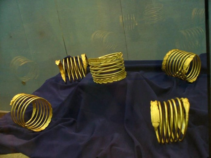 Tezaurul dacic în valoare de 2 milioane de euro, sustras din Munții Orăștiei și comercializat pe piața ilegală. Legătura cu „cartelul sârbească”