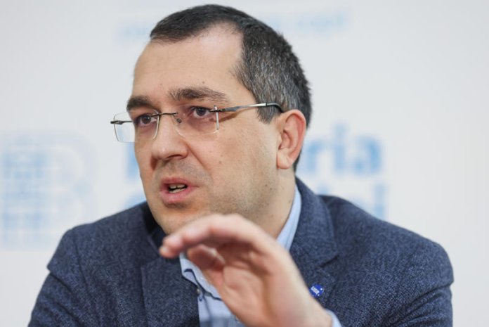 Vlad Voiculescu răspunde după ce România a înfruntat o pierdere în procesul cu Pfizer legat de vaccinuri și va fi nevoită să achite 600 de milioane de euro, indicând două persoane.
