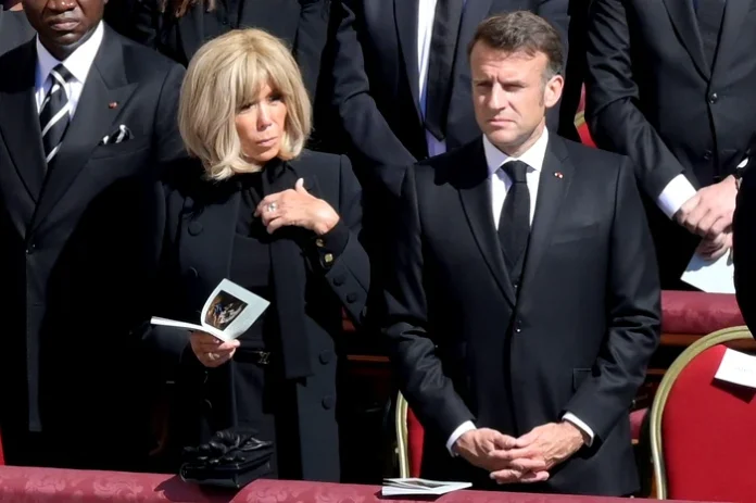 Noi informații despre existența personală a perechii Macron Noi informații despre existența personală a perechii Macron. Brigitte Macron, „foarte invidioasă” pe doamnele „vânătoare” din apropierea președintelui
