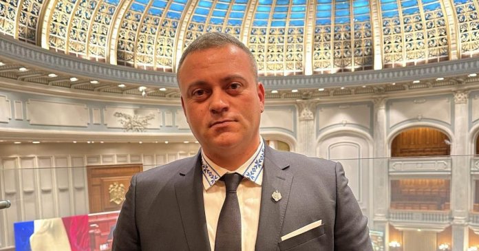 Un deputat a quitté grupul PSD pentru a se alătura PNL. A fost ales inițial pe listele partidului...