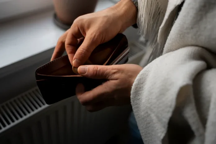 „Jocurile Foamei” în România: ce caută cu fervoare românii în magazine, în urma creșterii vertiginoase a prețurilor „Jocurile Foamei” în România: ce caută cu fervoare românii în magazine, în urma creșterii vertiginoase a prețurilor