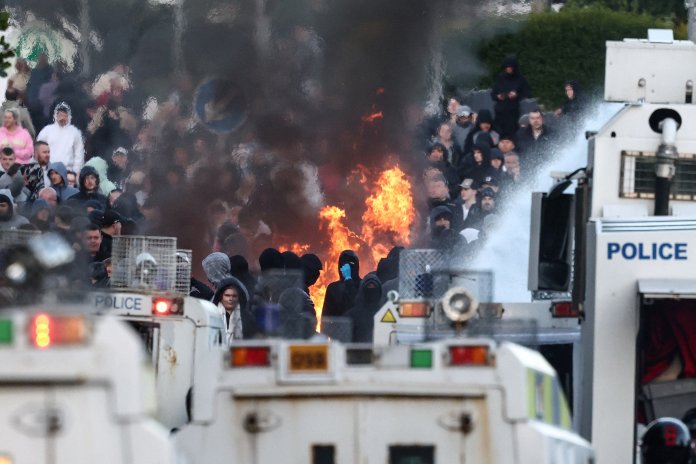 MAE informează despre mutarea temporară a tuturor românilor afectați de manifestațiile din Belfast