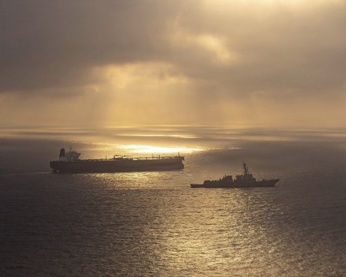 Evoluția surprinzătoare din Ormuz: Vessels refuză asistența armatei americane, în ciuda declarațiilor Casei Albe că „petrolul curge”