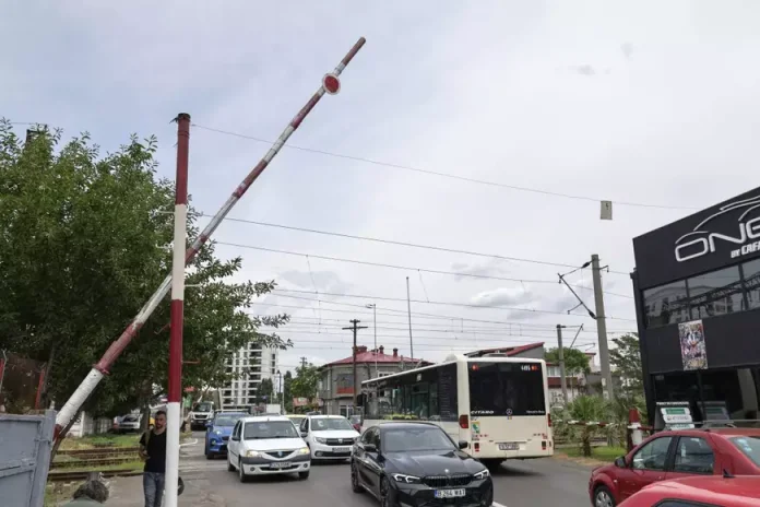 Femeia de 36 de ani care ridică manual o barieră feroviară: Fotografia ce reflectă starea infrastructurii din România.