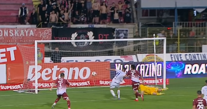 Haos complet la FC Botoșani - Rapid! Două verificări VAR, două expulzări și un penalty după opt minute.