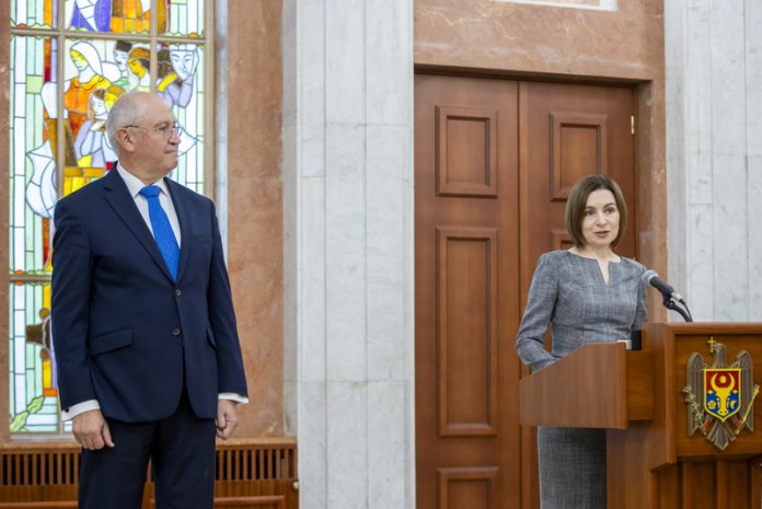 „Hotărârea de a demisiona”. Prim-ministrul Republicii Moldova, Alexandru Munteanu, a abandonat funcția după mai puțin de un an de activitate.