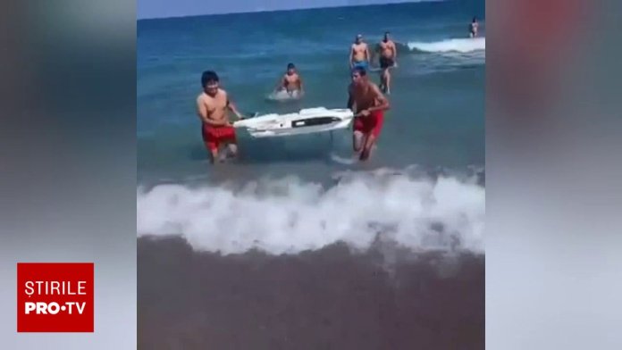 Doi turiști surprinși în momentul în care scoateau un segment de dronă din mare la Năvodari. Autoritățile: „Nu luați măsuri pe cont propriu”