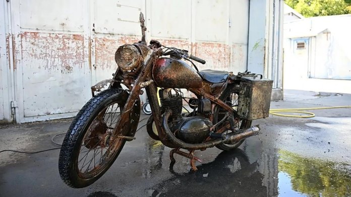 Motocicletă din Al Doilea Război Mondial descoperită în Dunărea dessecată, aproape „nouă”. Sub...