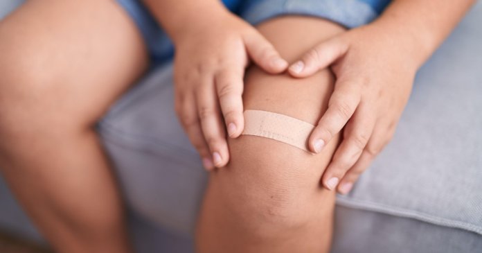 Un băiețel de șase ani din Botoșani a căzut în comă după ce surioara lui i-a pus un plasture pe o leziune. Ce...